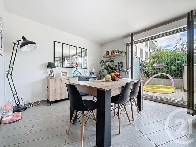 Afficher la photo en grand Appartement F3 à vendre - 3 pièces - 66,56 m2 - St Cyr L Ecole - 78 - ILE-DE-FRANCE
