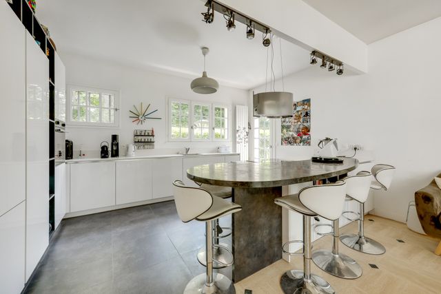 Afficher la photo en grand Maison à vendre - 8 pièces - 250 m2 - Versailles - 78 - ILE-DE-FRANCE