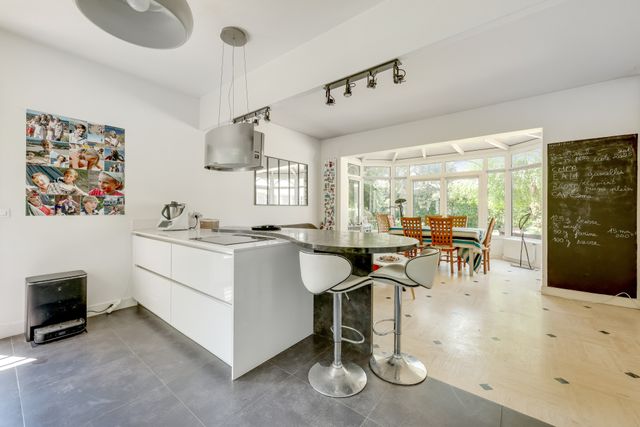 Afficher la photo en grand Maison à vendre - 8 pièces - 250 m2 - Versailles - 78 - ILE-DE-FRANCE